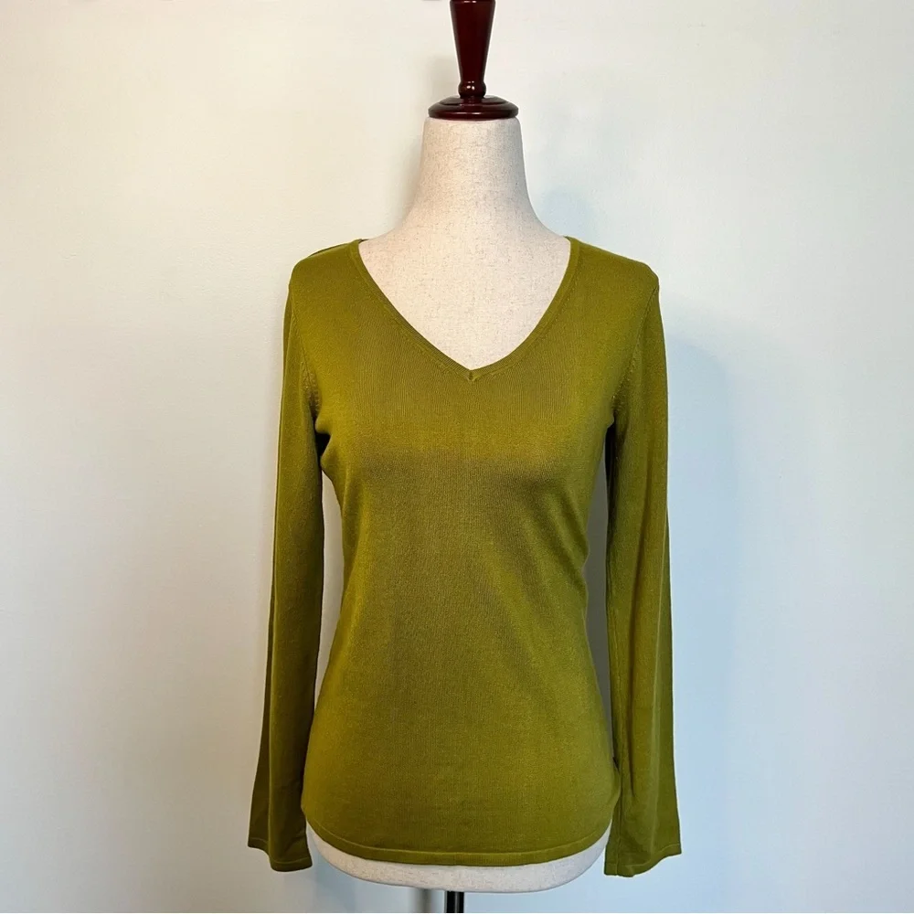 T Tahari Olive Moss Green V-Neck Fine Knit Long Sleeve Sweater Size XS